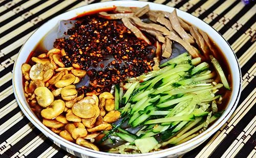 Hunyuan liangfen in a bowl with chilli sauce, cucumber strips and broad beans; official Shanxi government photograph.