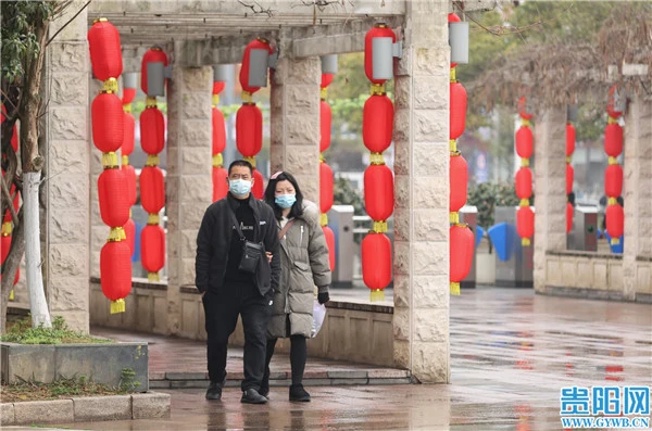 Visitors walk past festive lanterns at Huaxi Park in Guiyang on 5 February 2021; original Guiyang Daily website watermark retained.