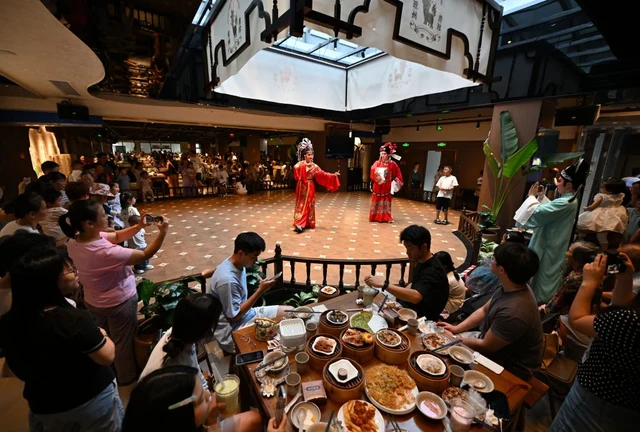 Guests enjoy tea and watch Qiong opera at Nanzhen Teahouse in Haikou on 4 July 2026, photographed by Xinhua’s Guo Cheng.