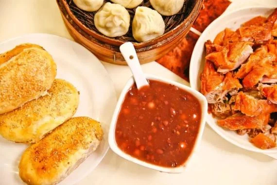 A meal assortment at Hefei’s Luzhou Roast Duck restaurant in the 2020 official report; the duck-fat pastries are on the left, with dumplings and roast duck also pictured.