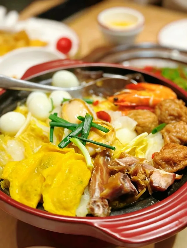 Li Hongzhang hodgepodge in a red serving pot, published in a 2026 food report credited to Hefei’s official account.