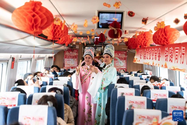 Two Lu opera performers entertain passengers on G8341 from Hefei South to Hefei on 2 February 2026; photograph by Du Yu/Xinhua.