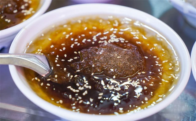 Muguashui sweet jelly served with brown syrup and sesame, in a photograph supplied by Yuxi Culture and Tourism Bureau.