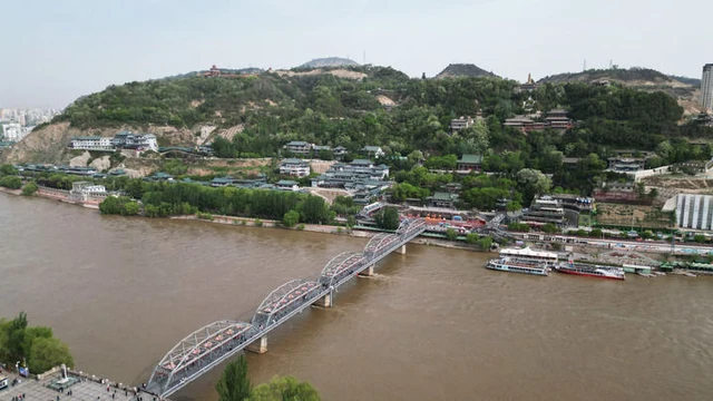 Lanzhou’s Jincheng Pass cultural district on the far riverbank and Zhongshan Bridge on 7 May 2026, photographed by Xinhua’s Zhang Zhimin.