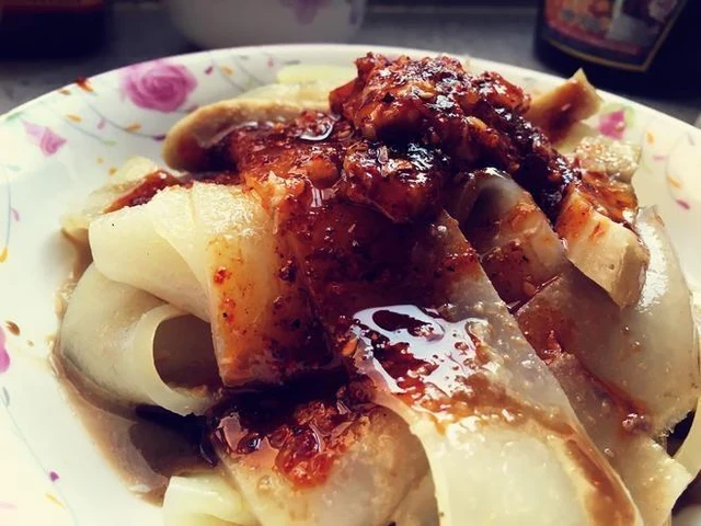 Lanzhou niangpi strips dressed with chilli oil, from a Lanzhou Daily report published on 8 April 2024.