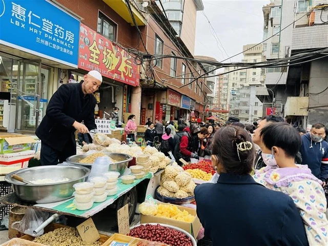 A vendor selling tianpeizi at a Lanzhou morning market, published by Lanzhou Daily on 8 April 2024; a stall scene rather than a plated dessert.