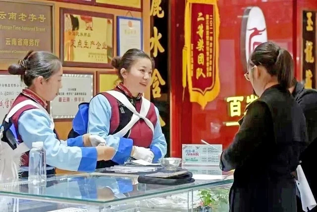 A customer viewing silverware at the Baisuifang shop in Lijiang.