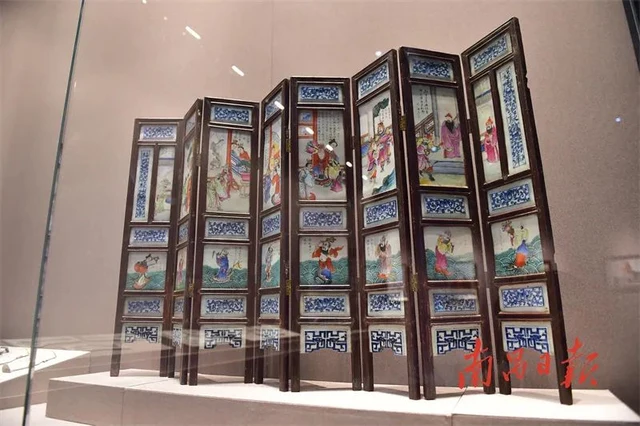A folding screen of figurative porcelain panel paintings exhibited at Nanchang Porcelain Painting Display Centre in July 2022; original Nanchang Daily watermark retained.