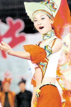 An actor in the 10 April 2005 Wuming Sanyuesan performance Gangewei, photographed by Xinhua’s Zhou Hua; this is a stage archive, not a current informal song gathering.