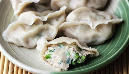 Spanish mackerel dumplings in an official Shandong tourism photograph, including a cut-open dumpling showing its filling.
