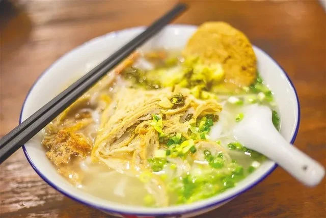 Gangmen rice-noodle soup, in Hainan Daily’s archive photograph republished by Hainan’s official account in July 2023.