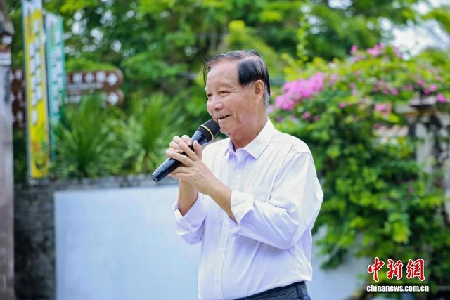 Yazhou folk-song tradition bearer Zhang Yuanlai singing, in the official photograph supplied by the Sixth Asian Beach Games organising committee to China News Service.