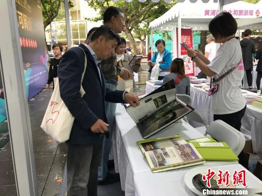 Visitors browsing architecture-themed design products at a Shanghai cultural market in September 2019.