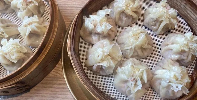 Ma-family shaomai in Shenyang, in Liaoning Daily’s January 2022 heritage-food photographs; pale dumplings with ruffled open tops in bamboo steamers.