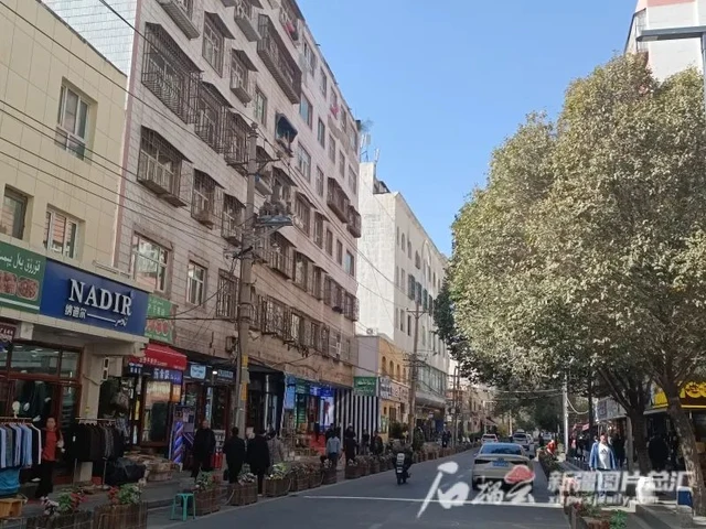 Lingguan Lane in Urumqi on 19 October 2023, photographed by Xinjiang Daily reporter Zhang Dongmei.