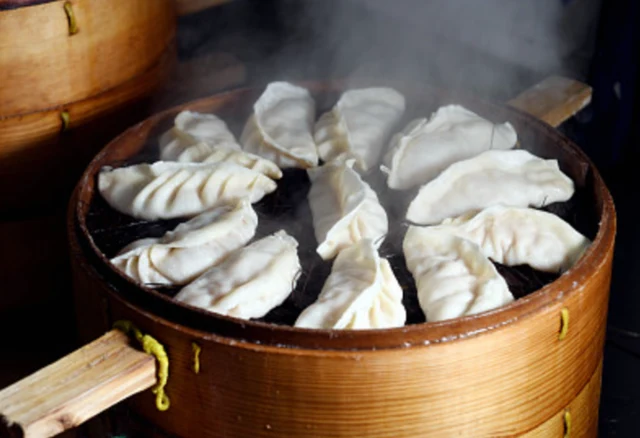 Steaming crescent-shaped dumplings at Zhengzhou’s Laocaiji, photographed by Zhengzhou Daily’s Ma Jian in the 2023 report.